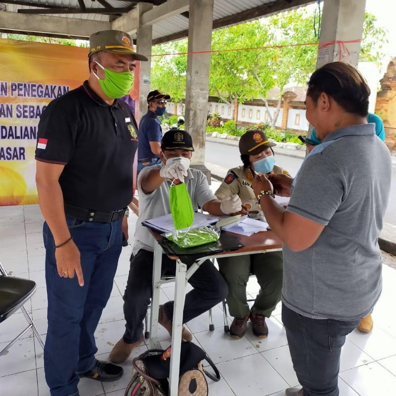 Pelaksanaan sidak masker oleh Satpol PP Kota Denpasar di Lapangan Poh Gading Binoh, Denpasar Utara, Rabu (9/9/2020)