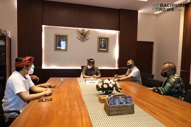 Sekda Adi Arnawa saat menerima kunjungan perwakilan BNPB Pusat Brigjen TNI dr Agung Hermawanto didampingi Kakesdam Udayana Kolonel Ckm dr Made Mardika Sp.PD di Puspem Badung, Kamis (22/10).