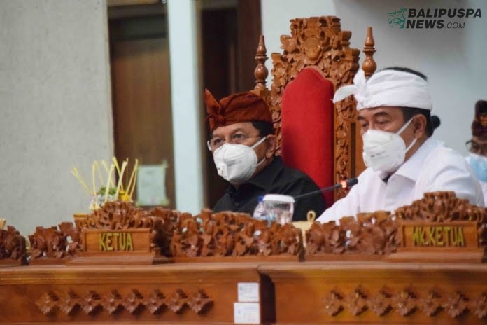 Wakil Bupati Buleleng (Kiri) bersama Ketua DPRD Buleleng (kanan) saat memimpin rapat paripurna di Ruang sidang utama, Kamis (1/10/2020)