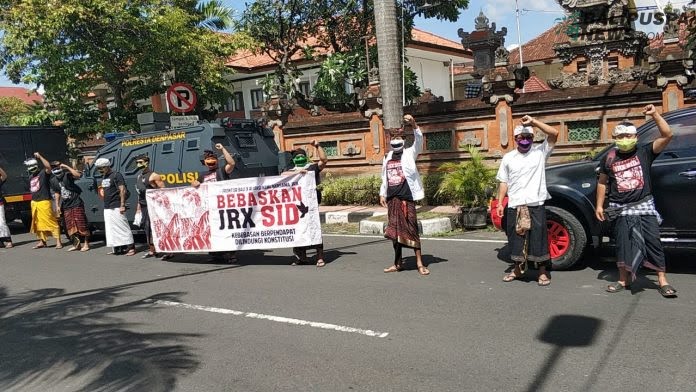Meski sempat dibubarkan paksa oleh pihak kepolisian, massa pendukung I Gede Ari Astina alias Jerinx SID, tetap saja nekat dan menggelar aksi di depan kantor Kejaksaan Negeri Denpasar, Kamis (1/10/2020)