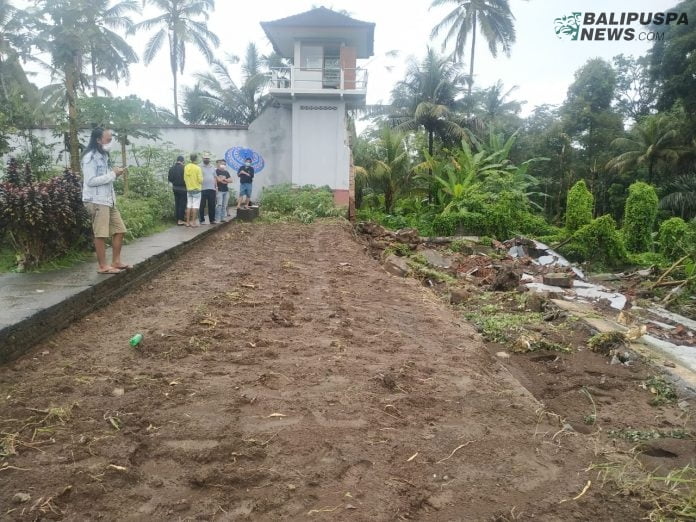 Tembok pengamanan setinggi ± 8 M yang berlokasi di sebelah barat Rumah Tahanan Negara Kelas IIB Bangli, pagi tadi ambruk sekitar pukul 09.30 WITA (10/10)