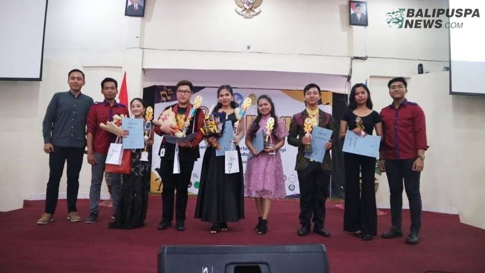 Penyerahan piala serta piagam kepada para peserta yang mengikuti kegiatan perlombaan Karsa Gempita Tahun lalu