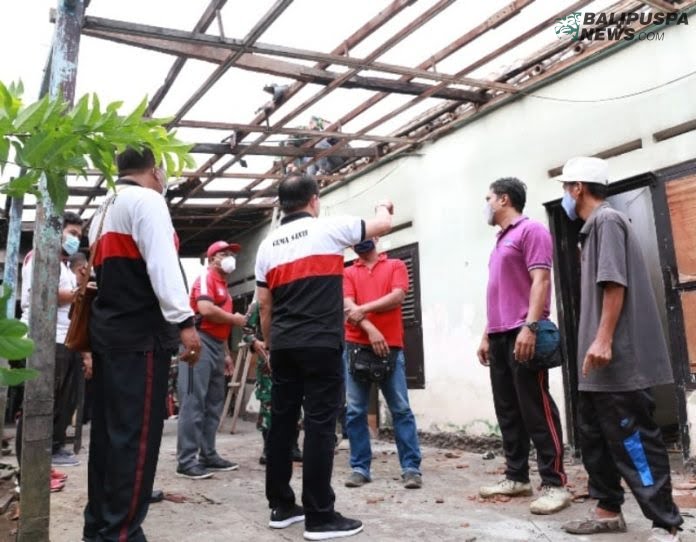 Bupati Suwirta ketika meninjau rumah milik keluarga Ni Nengah Murtini