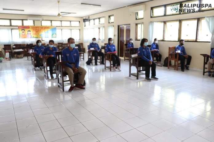 Para peserta yang sedang mengikuti acara pelatihan spesialisasi pertolongan pertama di Aula STAHN Mpu Kuturan Singaraja, Selasa (27/10/2020)