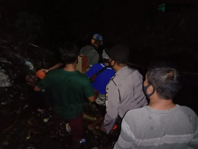 Petugas dibantu warga saat melaksanakan proses evakuasi terhadap korban kecelakaan di Desa Kekeran, Busungbiu, Rabu (11/11/2020).