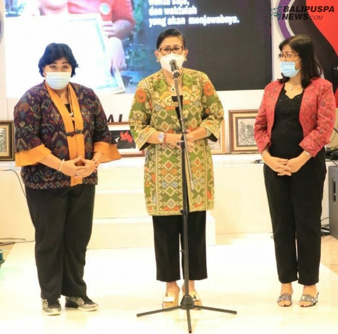 Ketua Dekranasda Provinsi Bali Ny. Putri Koster dalam gelaran talkshow bertajuk 'UMKM Bali Bangkit', Jumat (13/11)