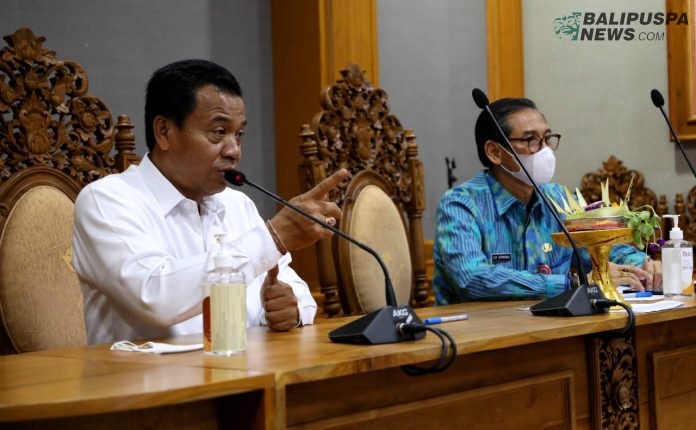 Pjs. Bupati Badung I Ketut Lihadnyana saat memimpin rapat penggunaan 30 persen dana hibah pariwisata dengan kepala OPD terkait di Ruang Kriya Gosana, Rabu (25/11/2020)
