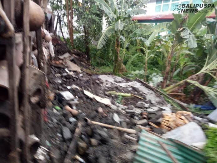Tembok sepanjang 15 meter dan tinggi 4 meter yang berada di Gudang CV. Niki Bali di Jalan Cargo Kenanga, Denpasar, Sabtu (28/11/2020) pagi roboh