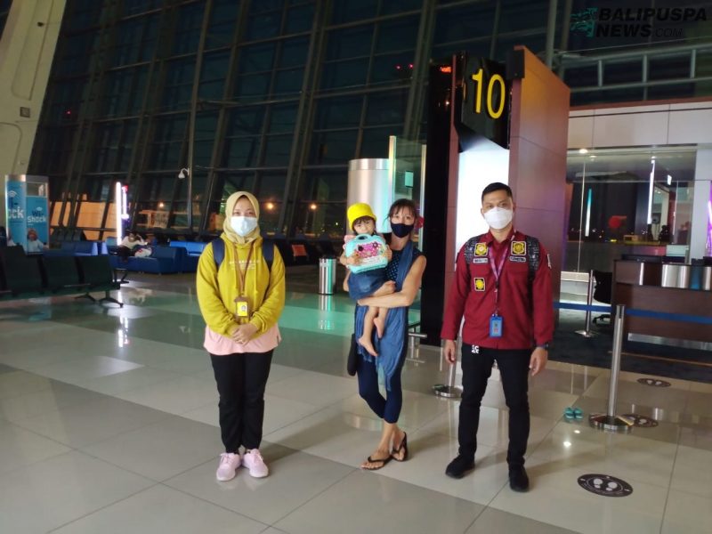 Pihak Imigrasi Bali mendeportasi Ibu dan anak warganegara Ukraina melalui Bandara Soekarno Hatta Jakarta, Kamis (3/12/2020) sekitar pukul 12.00 Wita hingga pukul 21.30 Wita