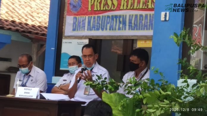 Ketua BNNK Karangasem Kompol La Muati (tengah) saat konferensi pers dengan wartawan