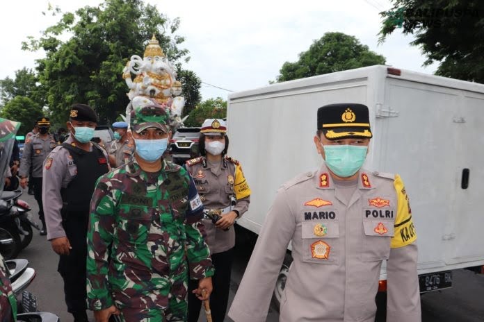 Kapolres dan Dandim Tabanan saat melakukan pantauan ke TPS-TPS di Tabanan