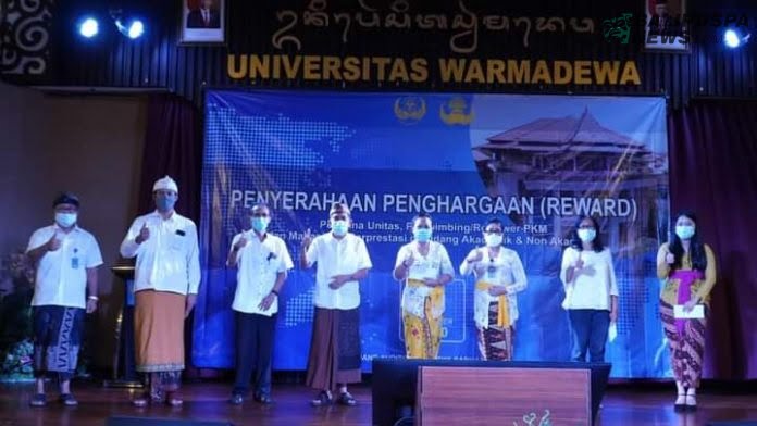 Rektor Universitas Warmadewa Prof. dr. Dewa Putu Widjana, usai penyerahan Reward kepada Mahasiswa dan Pembina Unitas, Senin (14/12), di Ruang Auditorium Widya Sabha Uttama Unwar