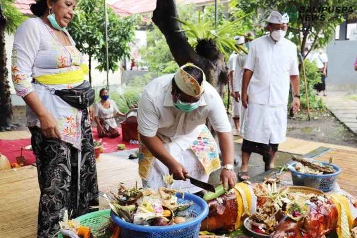Bupati Buleleng saat mengikuti pelaksanaan upacara bayar kaul yang dilakukan di Desa Bondalem