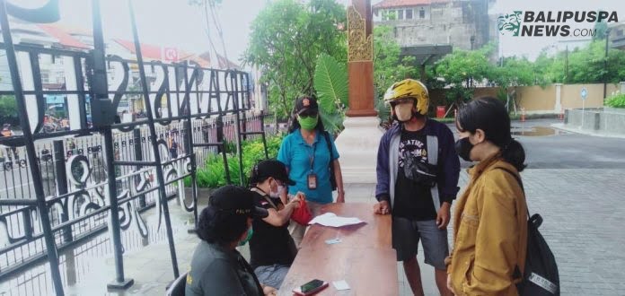 Pelaksanaan Razia Penegakan Prokes di Wilayah Desa Pemecutan Kelod, Jumat (18/12)