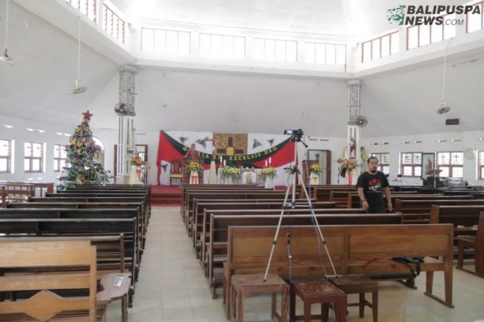 Persiapan menjelang perayaan Natal di Gereja Katolik Paroki Santo Paulus, Buleleng