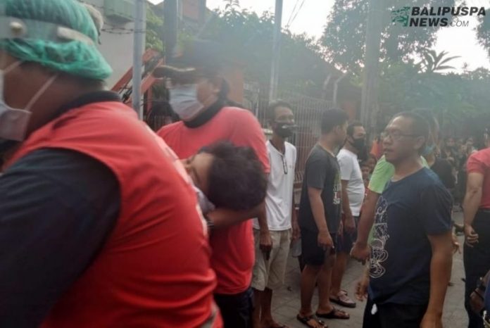 Seorang remaja berusia 18 tahun, R, yang berusaha bunuh diri dengan cara naik tower setinggi 30 meter di Jalan Batukaru, Gang Padang, Denpasar Barat, pada Minggu (27/12/2020) sore