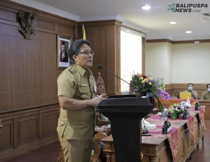 Bupati Giri Prasta saat memberikan sambutan pada acara Sosialisasi Peran Jaksa Selaku Pengacara Negara bertempat di Ruang Kriya Gosana Puspem Badung, Senin (21/12/2020).