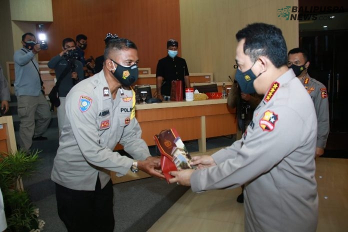 Dua personel Polda Bali berprestasi mendapat penghargaan sekolah perwira dari Kapolri, Jenderal Polisi Drs. Listyo Sigit Prabowo, S.I.K.