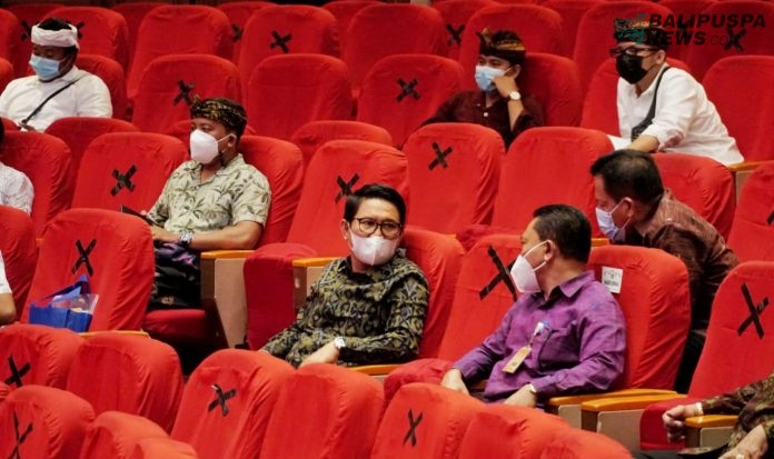 Sekda Adi Arnawa saat menghadiri acara penyerahan Sertifikat dan Surat Pencatatan KI oleh Menkumham RI Yasonna H Laoly kepada Masyarakat di Kabupaten/Kota se-Bali di Art Centre Denpasar, Jumat (05/02/2021)