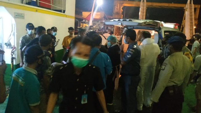 Petugas pelabuhan dan kesehatan mengevakuasi korban tercebur ke laut begitu tiba di Pelabuhan Padangbai Karangasem