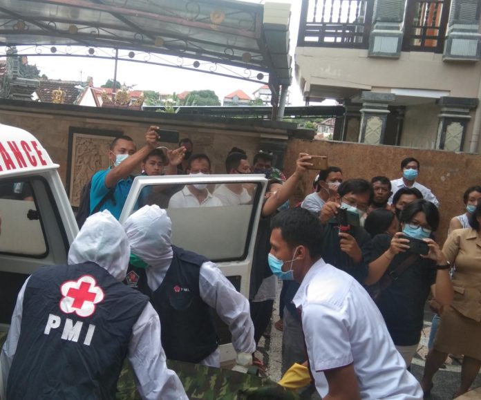 Pihak petugas saat melakukan proses evakuasi terhadap jenazah perempuan di Gang Kepundung Permai, Desa Bakti Seraga, Kecamatan Buleleng