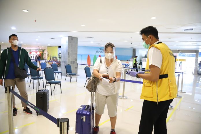 Petugas Bandar Udara Internasional I Gusti Ngurah Rai – Bali ketika melayani penumpang