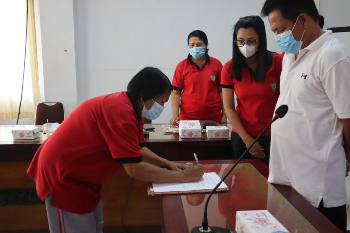 PLH Bupati Jembrana, I Nengah Ledang melantik Pegawai Pemerintah dengan Perjanjian Kerja (PPPK) di lingkungan Pemerintah Kabupaten Jembrana