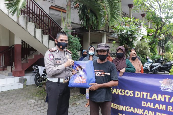 Jajaran Direktorat Lalu Lintas Polda Bali memberikan bantuan sembako dan masker kepada para korban kebakaran rumah pemulung