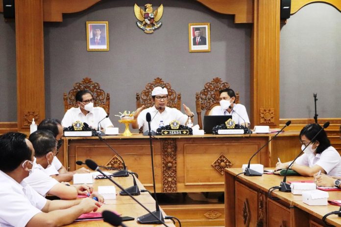 Sekda Adi Arnawa saat memimpin rapat sekaligus memberikan arahan terhadap pemilihan Perangkat Daerah yang diusulkan untuk penilaian zona integritas di Puspem Badung, Rabu (24/2/2021)