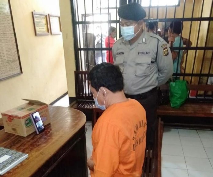 Salah satu tahanan yang diberikan kesempatan untuk melakukan Video Call di Mapolres Buleleng