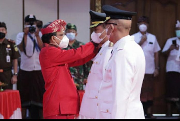 Gubernur Bali Wayan Koster saat melantik Bupati/Wali Kota, Jumat (26/2/2021)