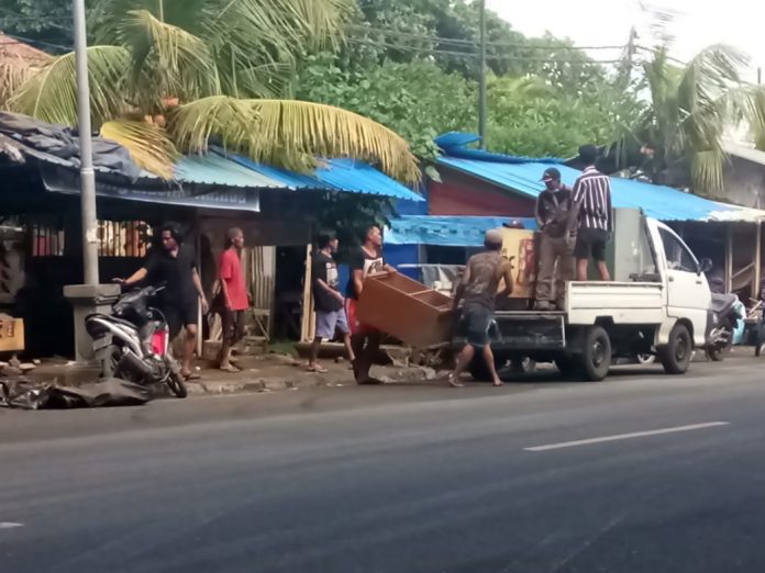 Pedagang di depan lahan terminal cargo, Gilimanuk, Minggu (28/2/2021)