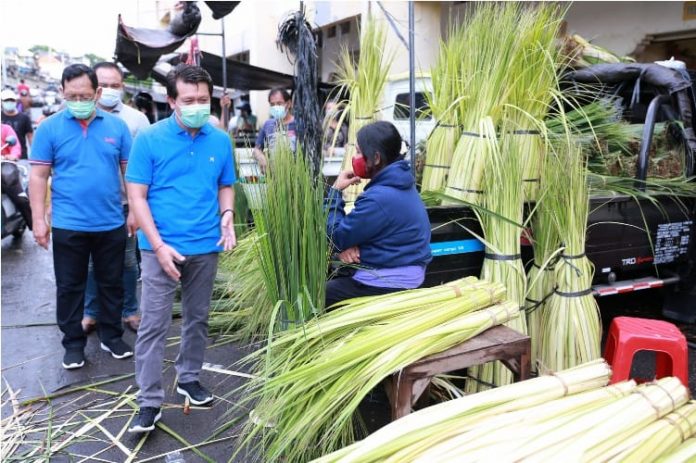 Bupati Klungkung, I Nyoman Suwirta melakukan sidak di pasar Galiran, Minggu (28/2/2021)