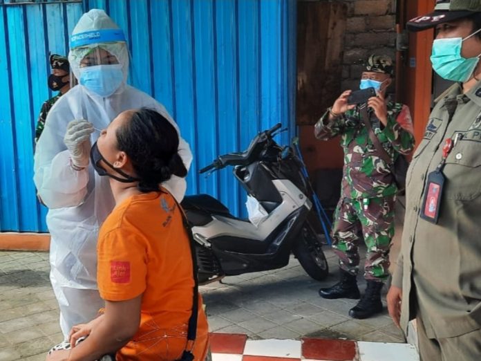 Polisi Test Swab Antigen di Tempat Perbelanjaan di Dalung