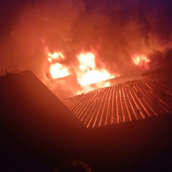 Sebuah gudang rongsokan milik warga yang terbakar, Kamis  (18/2/2021) malam