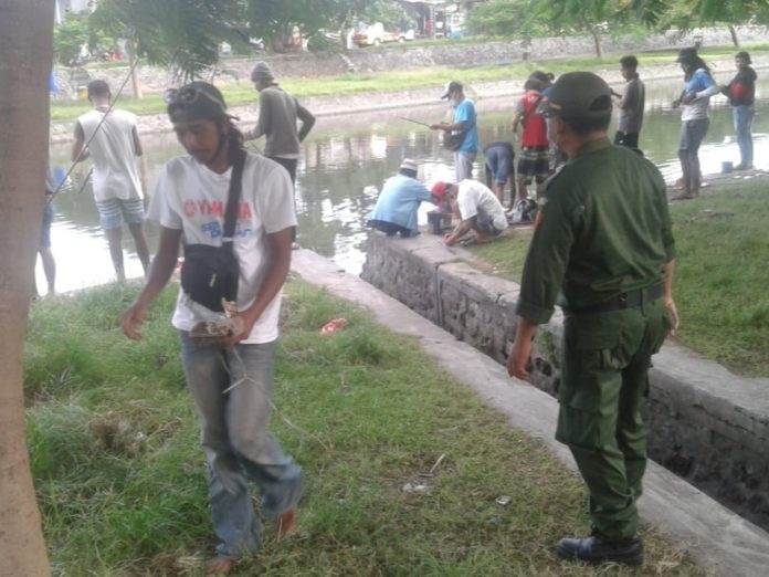 Satgas Desa Pemogan, Kecamatan Denpasar Selatan Ketika membubarkan kerumunan di Taman Pancing, Jumat (26/2/2021)