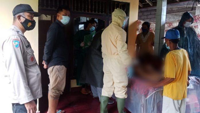 Proses evakuasi jenazah korban gantung diri