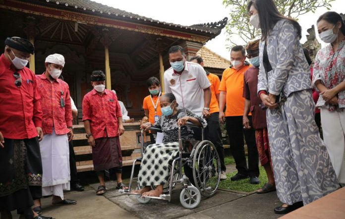 Bupati Gianyar Made Mahayastra serahkan bantuan kursi roda kepada penyandang disabilitas