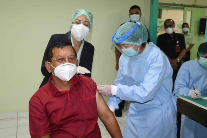 Wakil Bupati Buleleng saat mengikuti proses vaksinasi tahap kedua di RSUD Kabupaten Buleleng