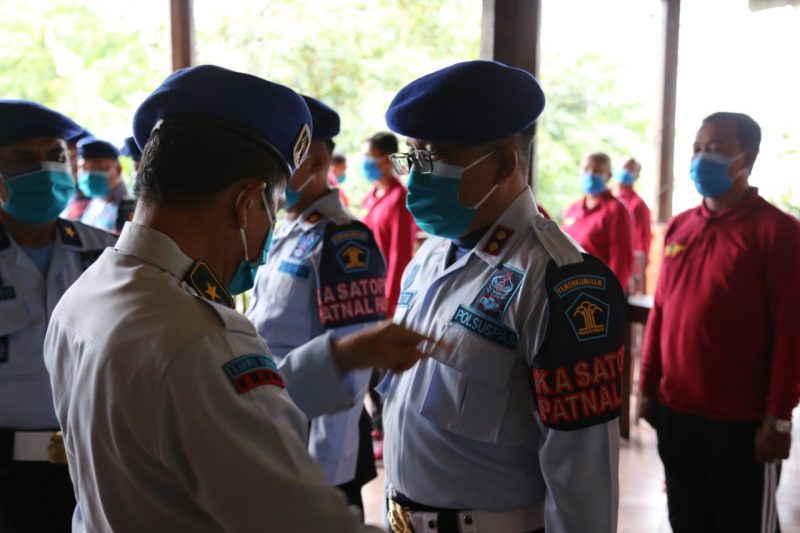 Kepala Kantor Wilayah Kementerian Hukum dan Hak Asasi Manusia Bali, Jamaruli Manihuruk melaksanakan Pengukuhan Satuan Operasional Kepatuhan Internal (Satopspatnal) Pemasyarakatan Tahun 2021 pada jajaran Kantor Wilayah Kementerian Hukum dan Hak Asasi Manusia Bali, Jumat (12/3/2021)