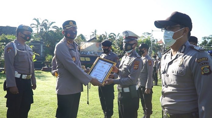 Kapolres Bangli AKBP Gusti Agung Dhana Aryawan memberikan penghargaan kepada 12 personel Polres Bangli yang telah menunjukan loyalitasnya kepada institusi Polri