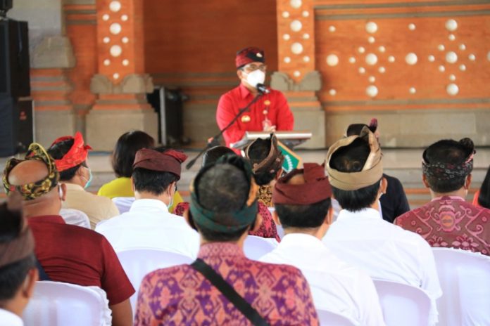 Bupati Dr. Sanjaya berpidato dalam rapat koordinasi dan sosialisasi tujuan, sasaran dan arah kebijakan pembangunan