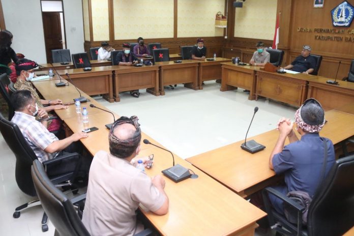 Kelian Tempekan dari Desa Dalung dan Kerobokan Kaja melakukan audiensi ke DPRD Badung