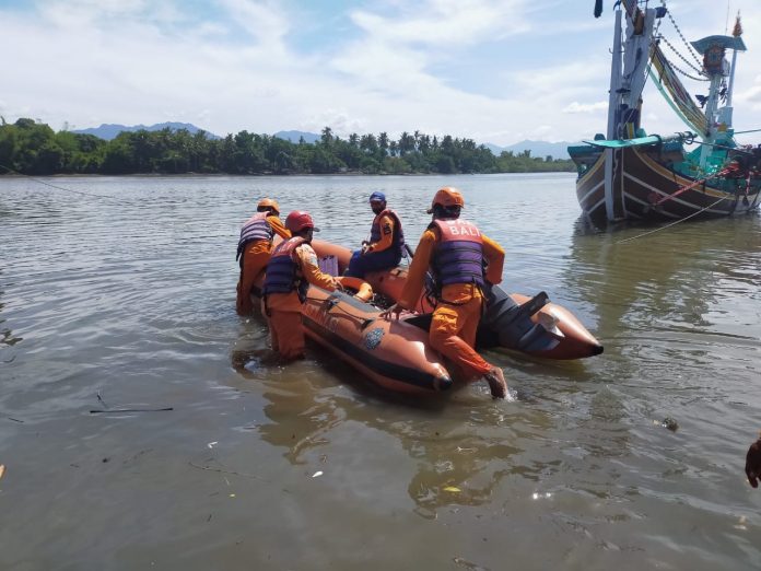 Tim SAR, Polair dan Nelayan, hingga kini masih melakukan pencarian terhadap korban hilang