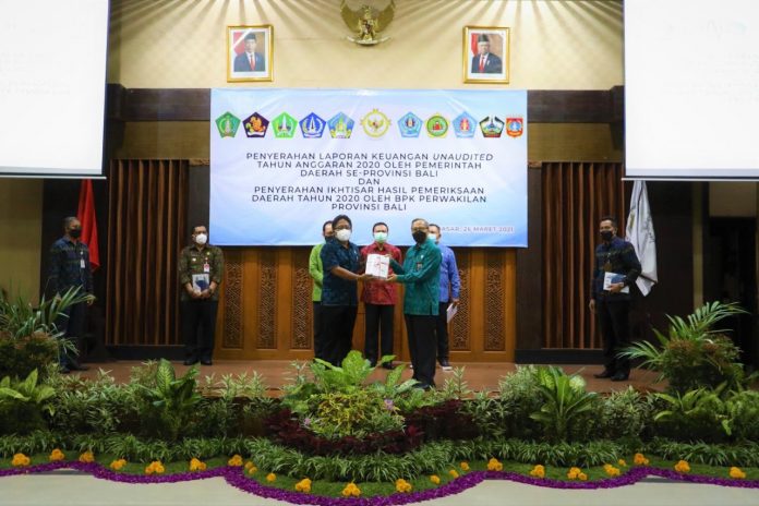 Bupati Giri Prasta saat menyerahkan LKPD Kabupaten Badung Tahun 2020 kepada BPK RI Perwakilan Daerah Bali di Kantor BPK RI Perwakilan Bali, Jumat (26/3/2021)