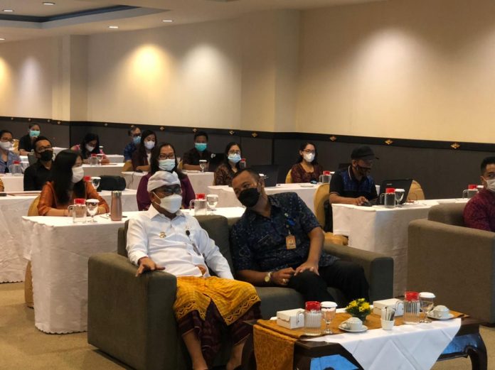 Wakil Walikota Denpasar, I Kadek Agus Arya Wibawa menghadiri acara pembukaan Bimbingan Teknis (Bimtek) Melalui Online Single Submission-Risk Based Approach (OSS-RBA) di Hotel Aston, Selasa (30/3/2021)