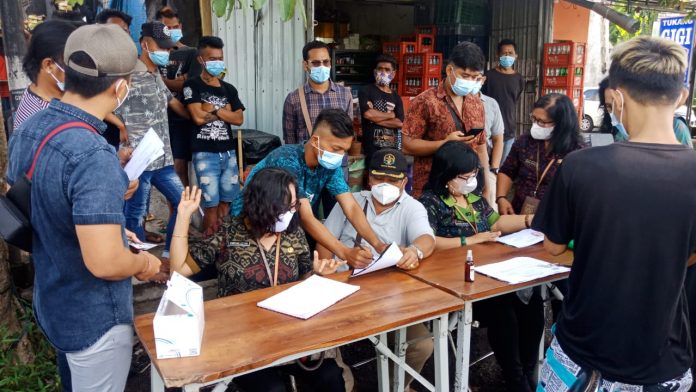 Tim Yustisi Kota Denpasar menggelar sidak Prokes di Baypas Ida Bagus Mantra, Selasa (30/3/2021)