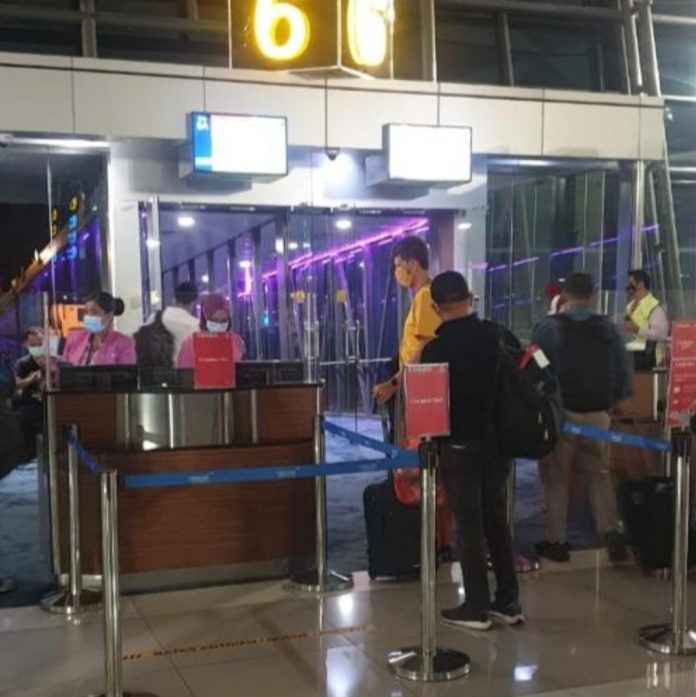 Pendeportasian warga Ceko, pada Kamis (25/3/2021) sekitar pukul 00.15 WIB dengan pengawasan keberangkatan dilaksanakan oleh tim Intelijen dan Penindakan Keimigrasian (Inteldakim) Kantor Imigrasi kelas II TPI Singaraja