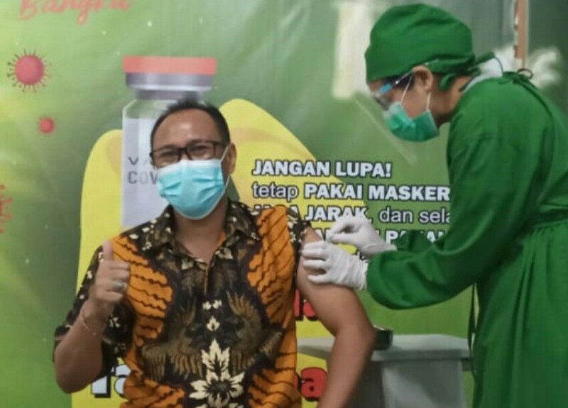 Ketua DPC Hanura Klungkung yang juga anggota DPRD Klungkung Wayan Buda Parwata sedang mendapatkan vaksinasi covid -19
