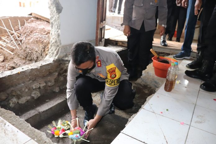 Kapolres Tabanan AKBP Mariochristy P.S., Siregar SIK., MH., melakukan peletakan batu pertama, pada Rabu (7/4/2021)
